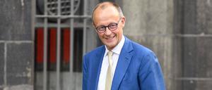 Friedrich Merz verlässt eine Preisverleihung in Aachen.