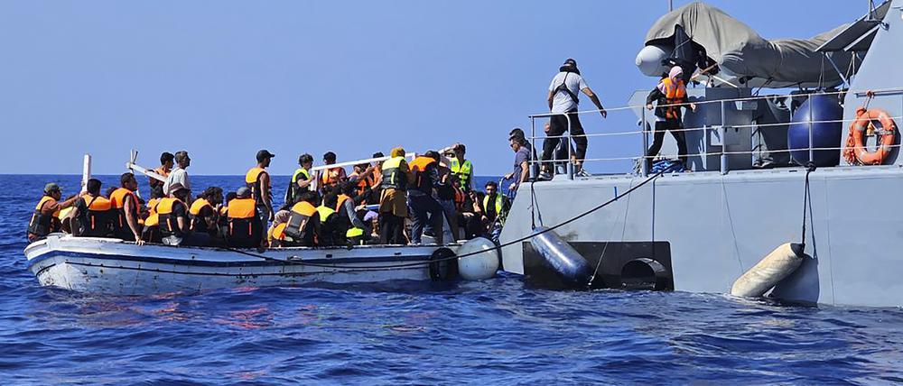 Dieses vom Joint Rescue Coordination Center Zypern zur Verfügung gestellte Bild zeigt ein zypriotisches Rettungsteam, das in der Nähe des östlichen Küstenortes Protaras Migranten aus einem Boot im Meer hilft.