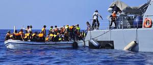 Dieses vom Joint Rescue Coordination Center Zypern zur Verfügung gestellte Bild zeigt ein zypriotisches Rettungsteam, das in der Nähe des östlichen Küstenortes Protaras Migranten aus einem Boot im Meer hilft. 