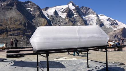 Ein Sarg aus Eis während einer Aktion des Klimaschutzvereins «Protect Our Winters» Austria (POW). 