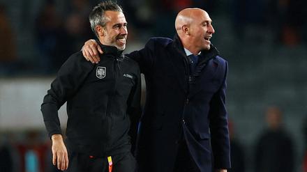 Der spanische Weltmeister-Trainer Jorge Vilda neben dem suspendierten Verbandspräsidenten Luis Rubiales