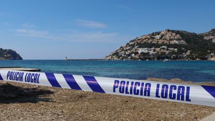 Mit einem Absperrband der Polizei ist der Zugang zu einem Strand auf der Insel Mallorca abgesperrt. (Archivbild vom 10.04.2020)