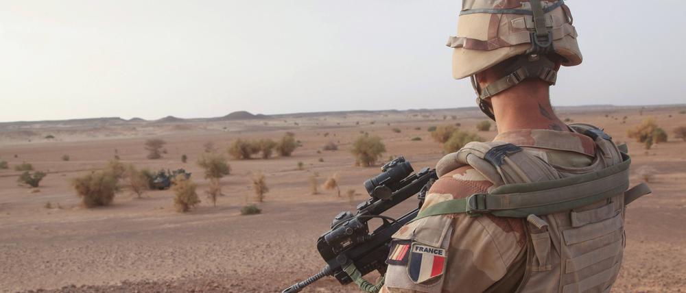 Französische Soldaten der Operation Barkhane bewachen im Rahmen einer Verkehrskontrolle die Trans-Sahara.