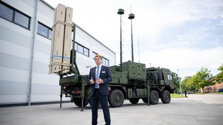 Harald Buschek, Geschäftsführer bei Diehl Defence, spricht während der Vorstellung der European Air Defence Academy in der Kaserne Todendorf auf einer Platte vor einem Launcher des Luftverteidigungssystems IRIS-T SLM der Firma Diehl Defence.