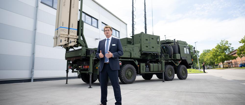 Harald Buschek, Geschäftsführer bei Diehl Defence, spricht während der Vorstellung der European Air Defence Academy in der Kaserne Todendorf auf einer Platte vor einem Launcher des Luftverteidigungssystems IRIS-T SLM der Firma Diehl Defence.