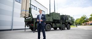 Harald Buschek, Geschäftsführer bei Diehl Defence, spricht während der Vorstellung der European Air Defence Academy in der Kaserne Todendorf auf einer Platte vor einem Launcher des Luftverteidigungssystems IRIS-T SLM der Firma Diehl Defence.