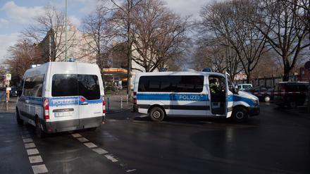 ARCHIV - 11.03.2021, Berlin: Einsatzfahrzeuge der Polizei stehen quer zur Fahrbahn am Görlitzer Park. Am Freitag trifft sich der Regierende Bürgermeister Kai Wegner (CDU) mit seinen zuständigen Senatorinnen, Polizei, Feuerwehr und Bezirksvertretern zu einem «Sicherheitsgipfel» im Roten Rathaus. (zu dpa ««Sicherheitsgipfel» des Senats und Feuerwehr-Kongress zu Gewalt») Foto: Paul Zinken/dpa-Zentralbild/dpa +++ dpa-Bildfunk +++