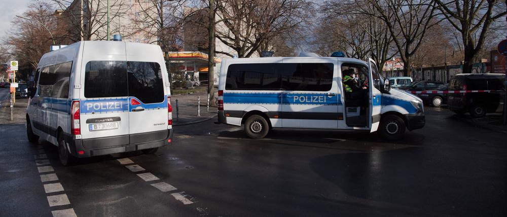 ARCHIV - 11.03.2021, Berlin: Einsatzfahrzeuge der Polizei stehen quer zur Fahrbahn am Görlitzer Park. Am Freitag trifft sich der Regierende Bürgermeister Kai Wegner (CDU) mit seinen zuständigen Senatorinnen, Polizei, Feuerwehr und Bezirksvertretern zu einem «Sicherheitsgipfel» im Roten Rathaus. (zu dpa ««Sicherheitsgipfel» des Senats und Feuerwehr-Kongress zu Gewalt») Foto: Paul Zinken/dpa-Zentralbild/dpa +++ dpa-Bildfunk +++