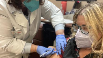 Eine Impfung im Dezember 2022 in Kalifornien.