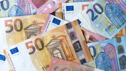 Ob sich Tagesgeld oder Festgeld mehr lohnt, ist nicht nur eine Frage des Zinses, sondern auch der Laufzeit. 