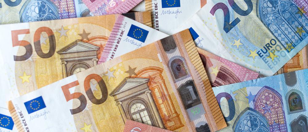 Ob sich Tagesgeld oder Festgeld mehr lohnt, ist nicht nur eine Frage des Zinses, sondern auch der Laufzeit. 