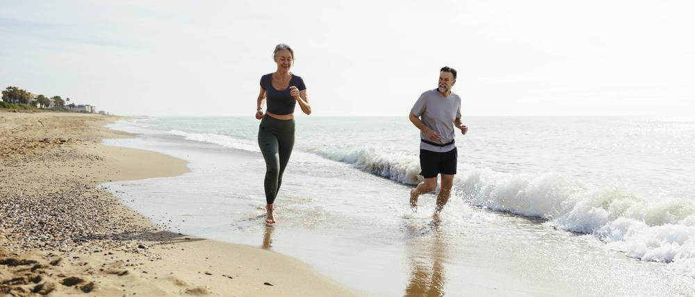 Das Joggen am Strand bietet eine schönere Umgebung, ist aber auch mit mehr Anstrengung verbunden.