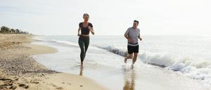 Das Joggen am Strand bietet eine schönere Umgebung, ist aber auch mit mehr Anstrengung verbunden.