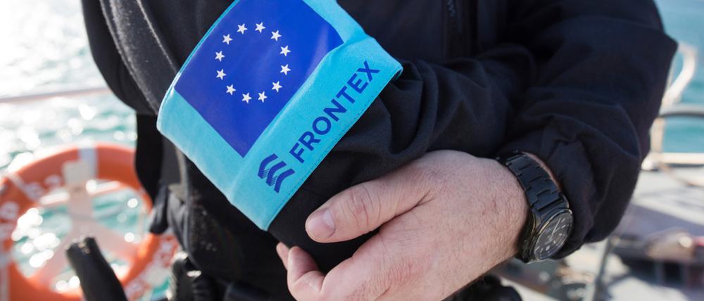 Ein Polizist der EU-Grenzschutzagentur Frontex steht am 01.03.2016 im Hafen der Insel Samos auf dem Vordeck eines Streifenboots.