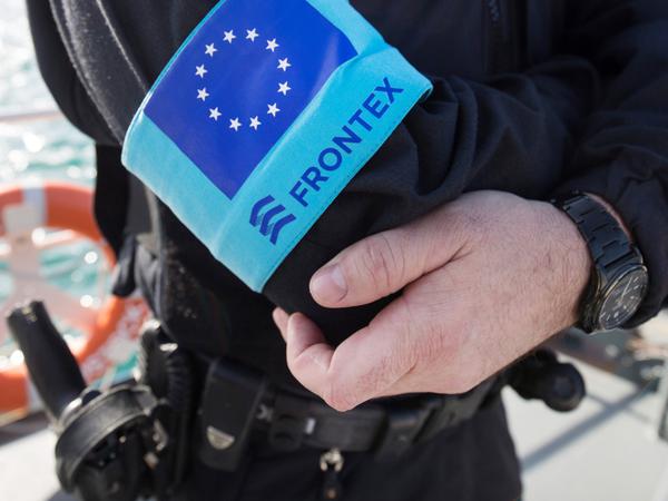 Ein Polizist der EU-Grenzschutzagentur Frontex steht am 01.03.2016 im Hafen der Insel Samos auf dem Vordeck eines Streifenboots.