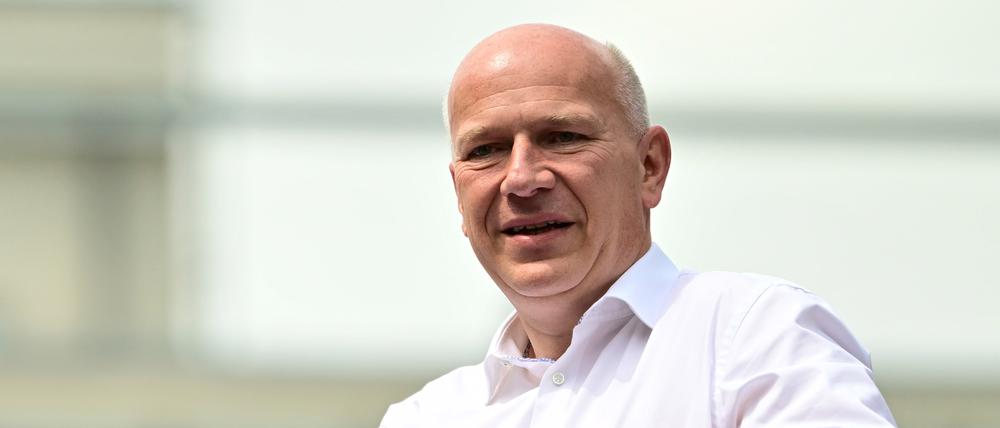 Kai Wegner (CDU), Regierender Bürgermeister von Berlin, steht bei der 45. Berlin Pride-Parade zum Christopher Street Day (CSD) auf einem Wagen.