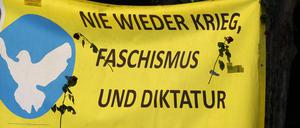 Banner zum Gedenken an das Ende des 2. Weltkriegs in Berlin (2022).