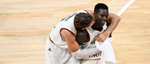Dennis Schröder (r.) musste trotz des Siegs gegen Lettland von Moritz Wagner aufgebaut werden. 
