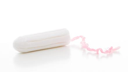 Mit dem Spender von Loovara können Unternehmen ihren Beschäftigten gratis Tampons zur Verfügung stellen.