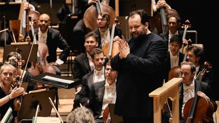 Der Dirigent Andris Nelsons und das Boston Symphony Orchestra in der Berliner Philharmonie.