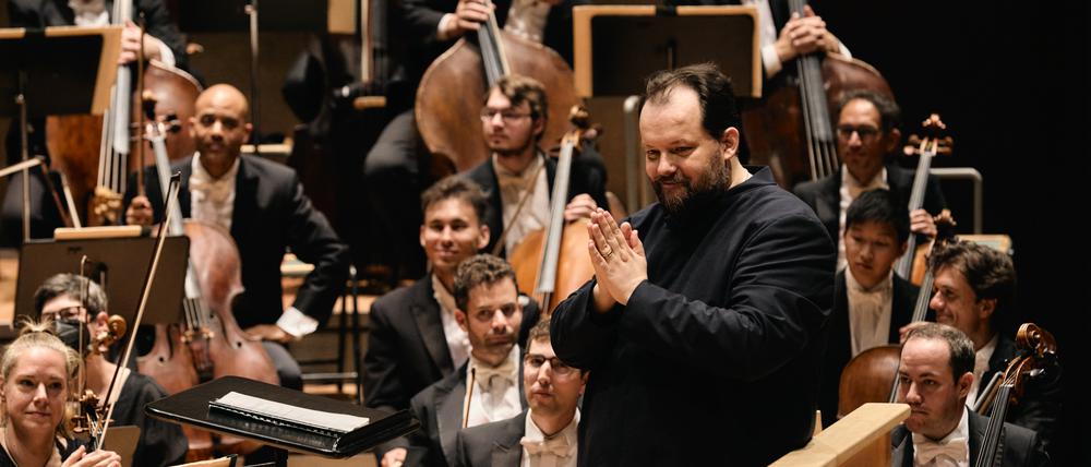 Der Dirigent Andris Nelsons und das Boston Symphony Orchestra in der Berliner Philharmonie.