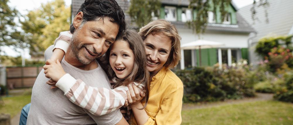 Familie vor ihrem Eigenheim: Wie reich ist reich?