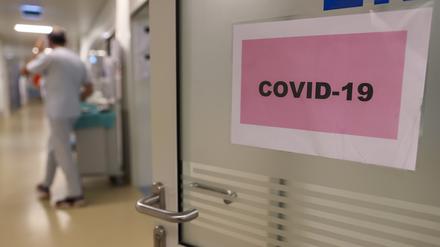 Der Eingang zur Covid-19-Intensivstation der Leipziger Uniklinik. (Symbolfoto)