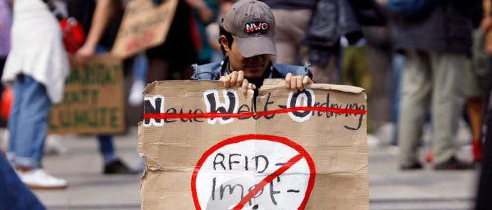Ein Demonstrant beim Protest gegen die Corona-Maßnahmen in Köln, 2020.