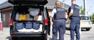 Sachsen, Berggießhübel: Die Bundespolizisten kontrollieren auf dem Rastplatz ·Am Heideholz· an der Autobahn 17 nahe der deutsch-tschechischen Grenze ein Fahrzeug.