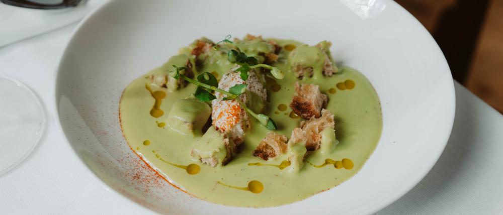 Crèmesuppe aus geeisten Erbsen im Restaurant Mastan in Kreuzberg