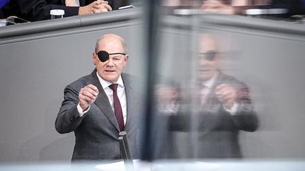 Bundeskanzler Olaf Scholz (SPD) mit Augenklappe bei der Generaldebatte des Bundestags. 