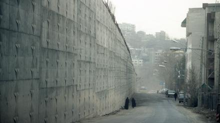 Eine Außenmauer des berüchtigten Evin-Gefängnisses in Teheran im Iran aufgenommen Anfang März 2006. 