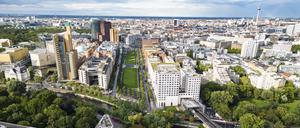 Die Luftaufnahme vom Gleisdreieck Park mit Blick Richtung Tilla-Durieux-Park, Landwehrkanal und Potsdamer Platz zeigt, wie gigantisch die Fläche in Berlin-Mitte ist. 
