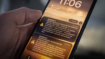 Probealarm auf dem Handy mit Warnnachricht zum bundesweiten Alarmtag (Symbolbild)