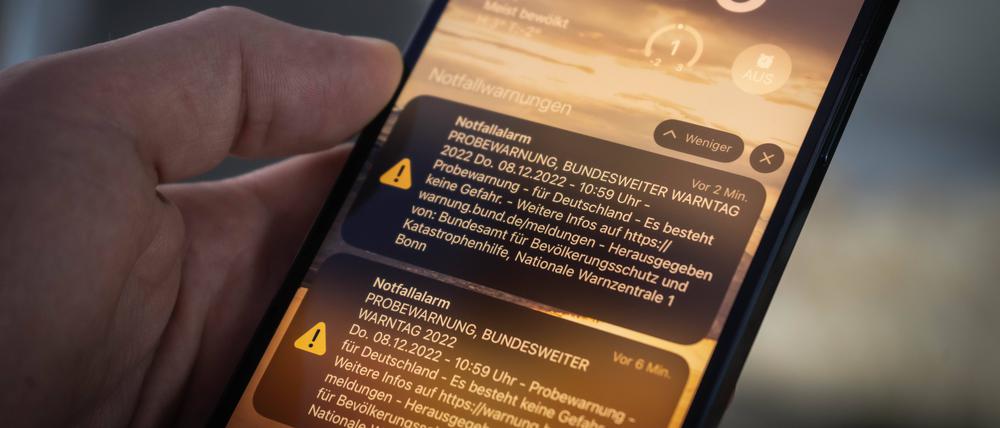  Probealarm auf dem Handy mit Warnnachricht zum bundesweiten Alarmtag um 11 Uhr.