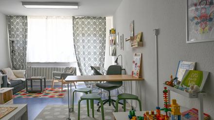 Eines der Zimmer des achten Berliner Frauenhauses ist mit Möbeln und einem Spielbereich für Mutter und Kind eingerichtet.
