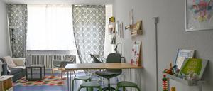 Eines der Zimmer des achten Berliner Frauenhauses ist mit Möbeln und einem Spielbereich für Mutter und Kind eingerichtet.