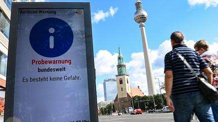 „Probewarnung bundesweit. Es besteht keine Gefahr“ steht beim ersten bundesweiten Warntag auf einer Informationstafel am Alexanderplatz. In ganz Deutschland findet der Probealarm mittels Informationstafeln, Sirenen, Warn-Apps, Radio, Fernsehen und über soziale Medien statt.