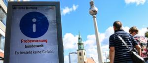 „Probewarnung bundesweit. Es besteht keine Gefahr“ steht beim ersten bundesweiten Warntag auf einer Informationstafel am Alexanderplatz. In ganz Deutschland findet der Probealarm mittels Informationstafeln, Sirenen, Warn-Apps, Radio, Fernsehen und über soziale Medien statt.