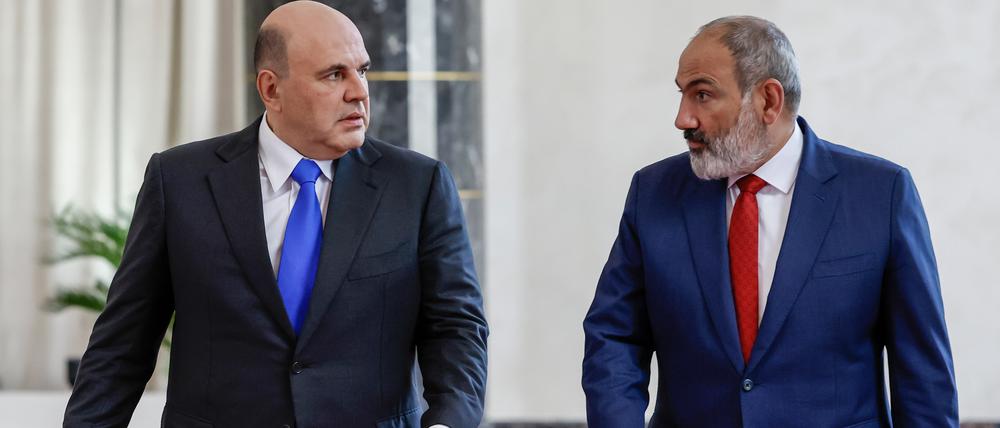 Russlands Premierminister Michail Mischustin mit Armenies Regierungschef Nikol Paschinjan.