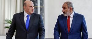 Russlands Premierminister Michail Mischustin mit Armenies Regierungschef Nikol Paschinjan.