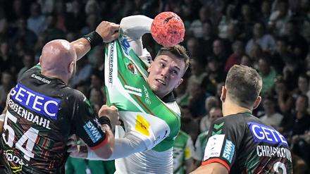 Trikotetest gegen Magdeburg. Berlins Lasse Andersson kämpft sich durch die Deckung.
