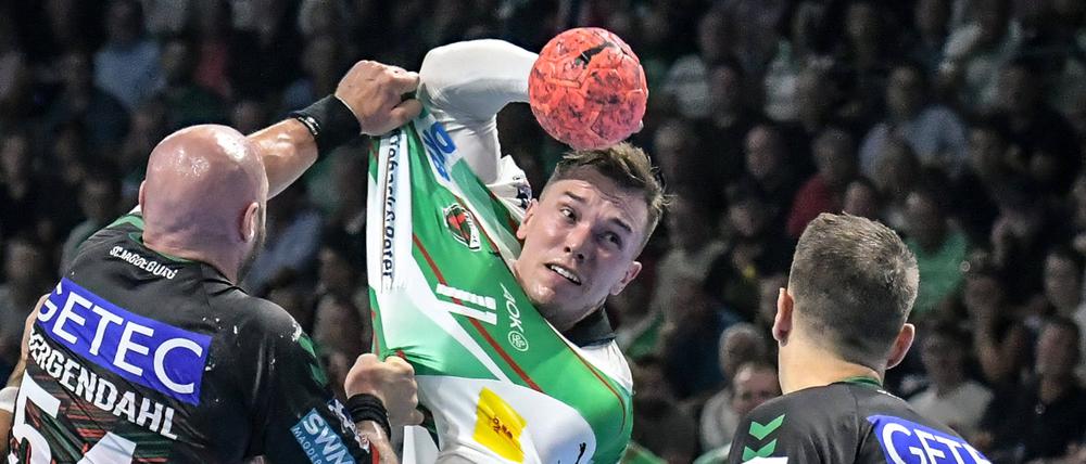 Trikotetest gegen Magdeburg. Berlins Lasse Andersson kämpft sich durch die Deckung.