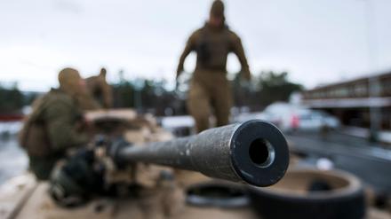 US-Marines bereiten ihren M1-Abrams-Panzer für eine Übung zur Eroberung eines Flugplatzes im Rahmen der NATO-Militärübung „Trident Juncture 2018“ am 1. November 2018 nahe der norwegischen Stadt Oppdal vor.