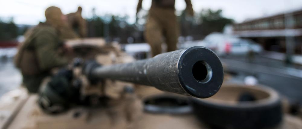 US-Marines bereiten ihren M1-Abrams-Panzer für eine Übung zur Eroberung eines Flugplatzes im Rahmen der NATO-Militärübung „Trident Juncture 2018“ am 1. November 2018 nahe der norwegischen Stadt Oppdal vor.