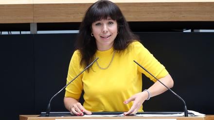 Elif Eralp (Linke) spricht während der Plenarsitzung im Berliner Abgeordnetenhaus.
