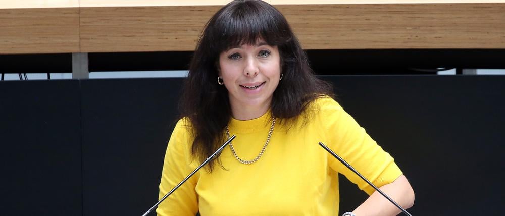 Elif Eralp (Linke) spricht während der Plenarsitzung im Berliner Abgeordnetenhaus.