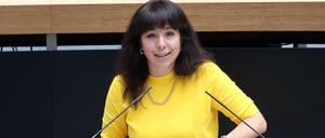 Elif Eralp (Linke) spricht während der Plenarsitzung im Berliner Abgeordnetenhaus in der aktuellen Stunde zum Thema: «Berlin: Einwanderungs- und Zufluchtshauptstadt mit Herz». +++ dpa-Bildfunk +++