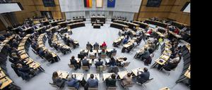 Die Abgeordneten sitzen im Plenarsaal vom Berliner Abgeordnetenhaus vor der Wahl des neuen Bürgermeisters. +++ dpa-Bildfunk +++