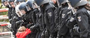 Polizeischüler haben beim Tag der offenen Tür der Berliner Polizei eine Kette gebildet, wie sie bei Demonstrationen üblich ist. Ein Kind versucht nach Aufforderung, die Polizeikette zu durchbrechen. (Archivbild)